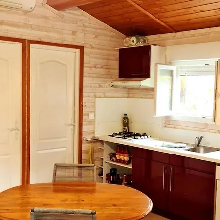 Petite Maison Bois Cosy Dans Un Ecrin De Verdure بيت للعطل *
